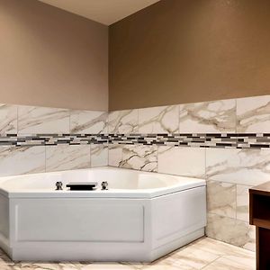 1 King Bed Studio Suite Whirlpool Smoking